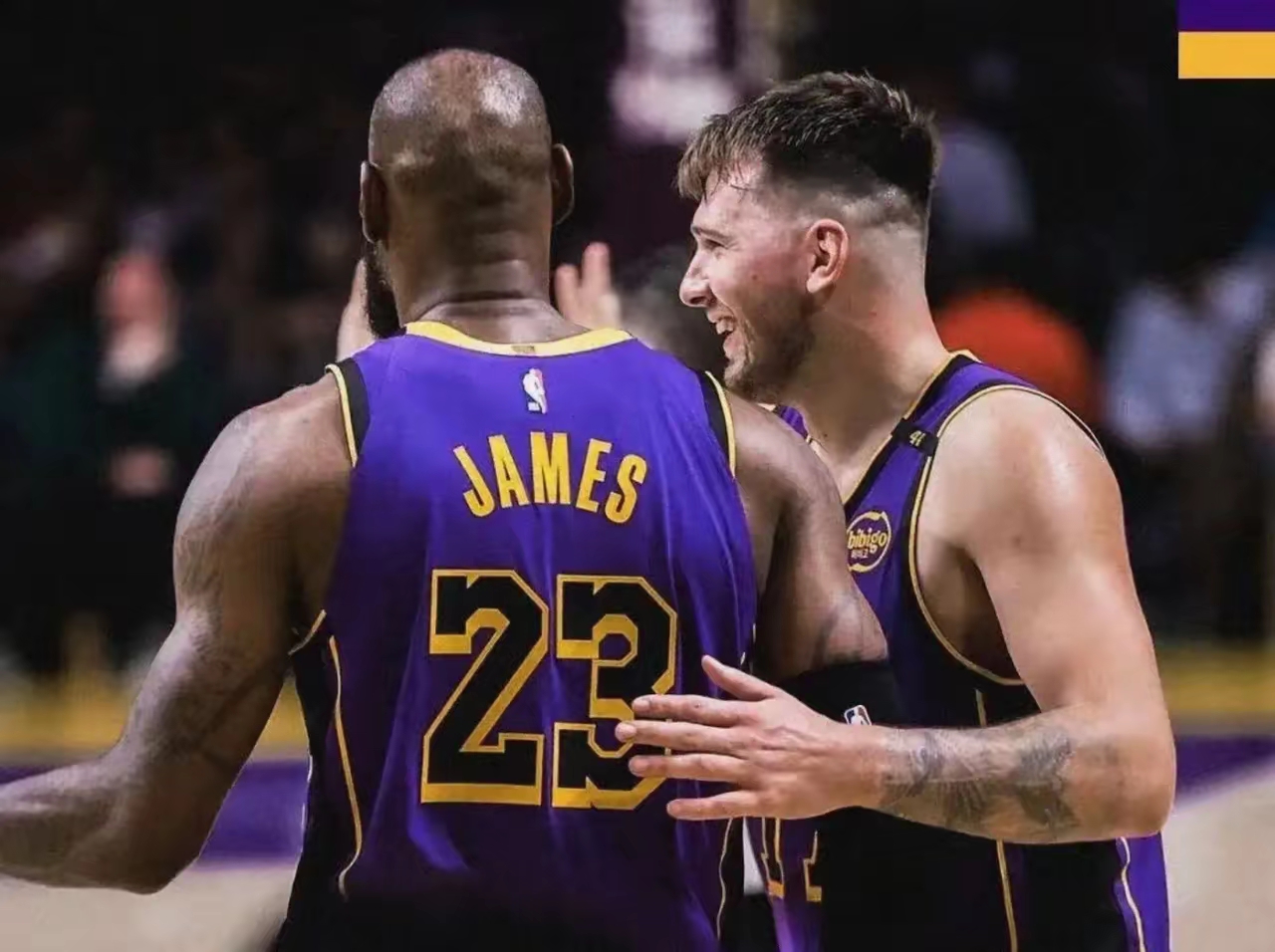 热火双核联手砍下50分，力压湖人获得系列赛首胜