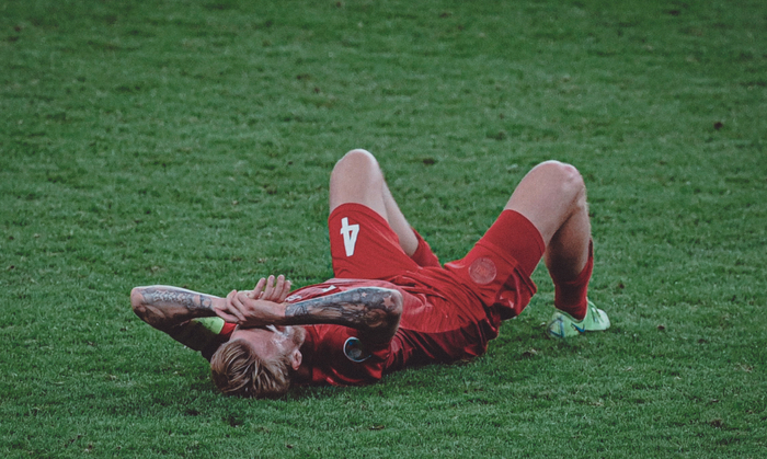 包含丹麦队主教练宣布辞职，球迷震惊的词条