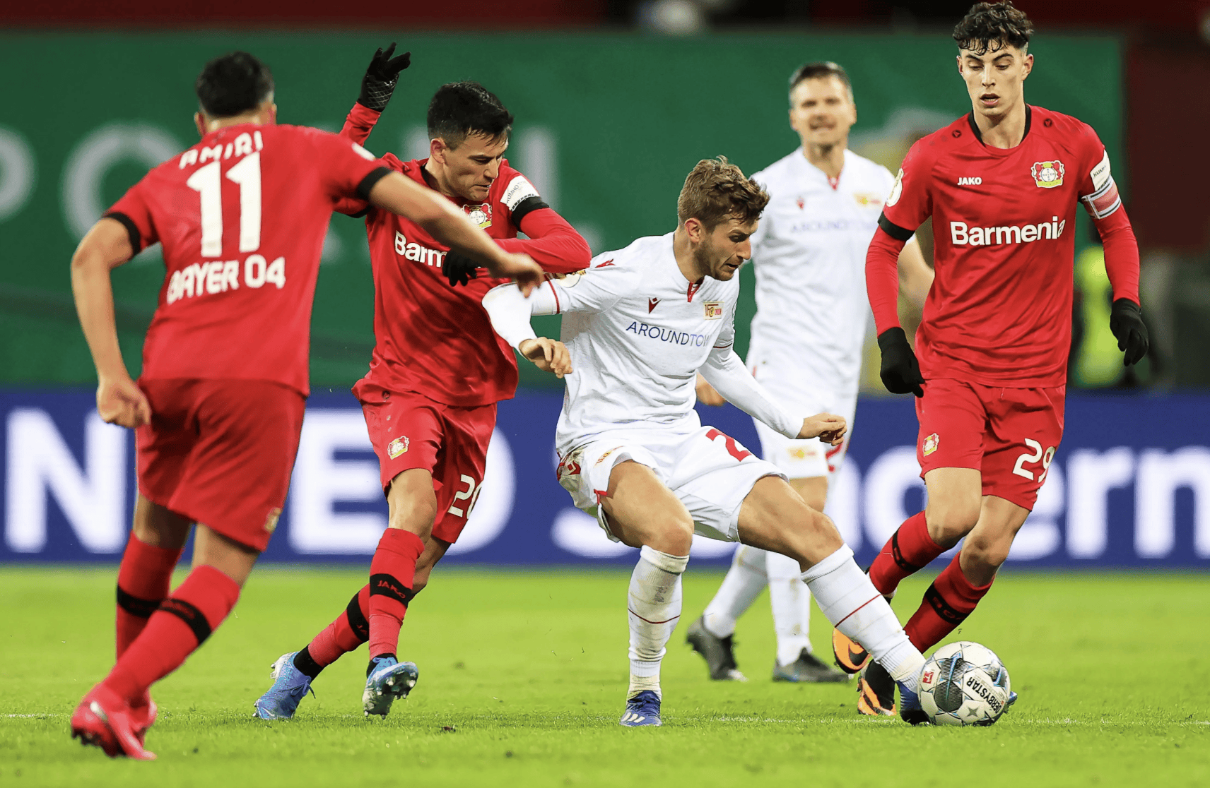 包含沃尔夫斯堡全力保级，斩获关键胜利的词条