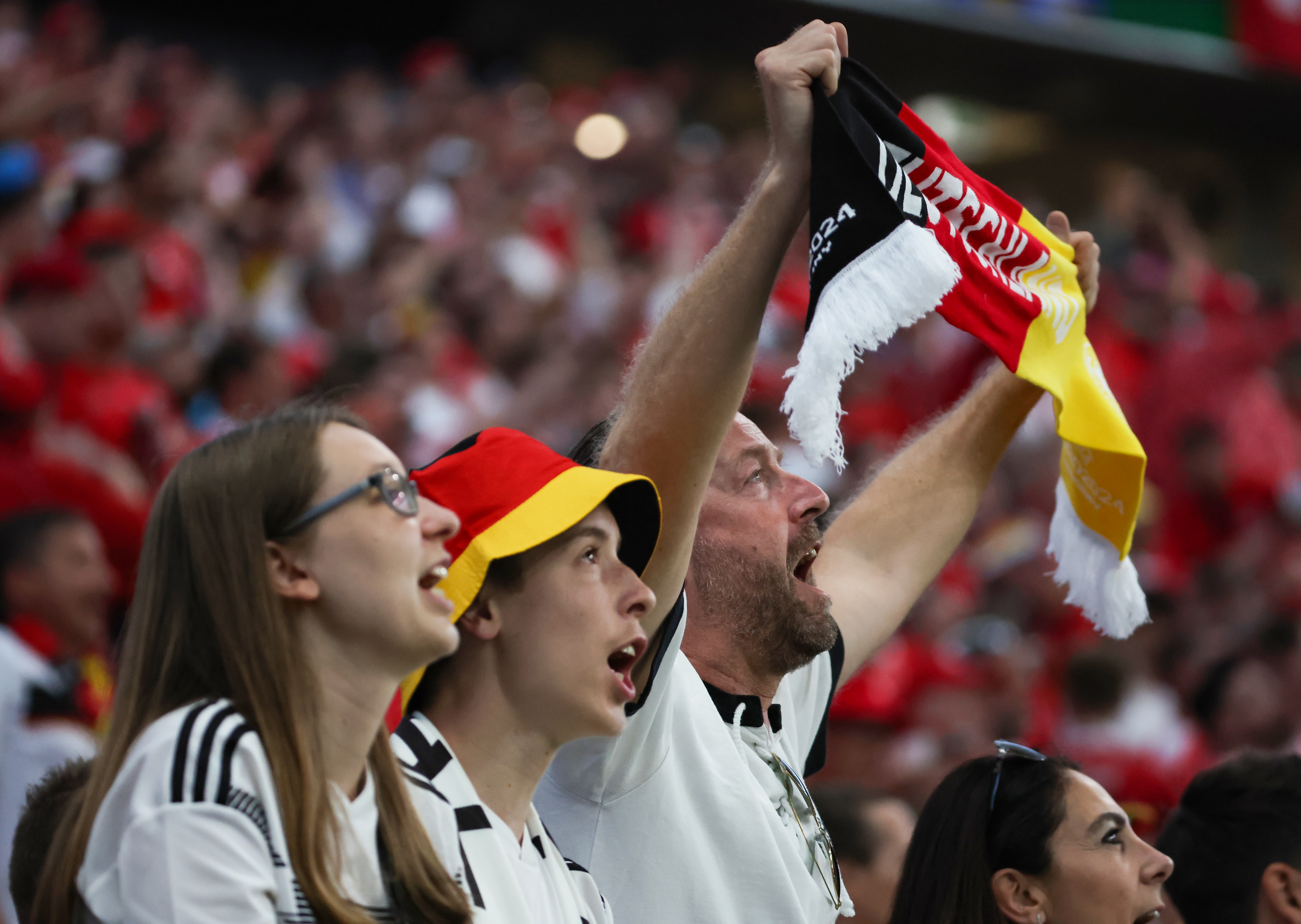 关于精彩纷呈的国际俱乐部比赛燃烧着球迷的激情的信息