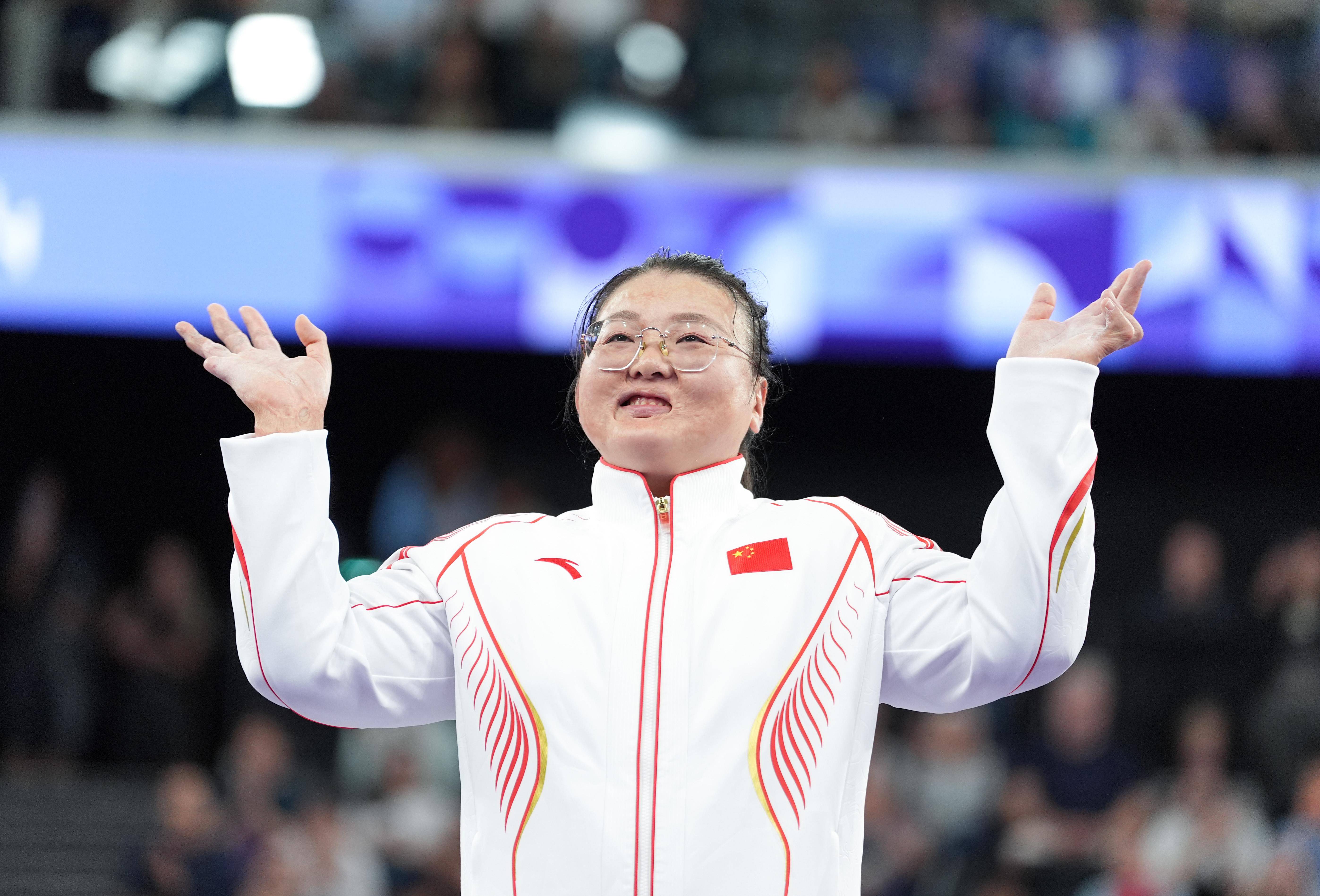 举重选手超越自我，登顶冠军领奖台的简单介绍