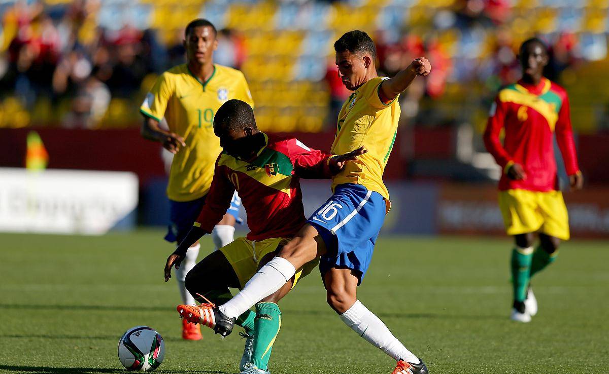 关于阿斯顿马丁鏖战梅赛德斯，周冠宇状态火热的信息