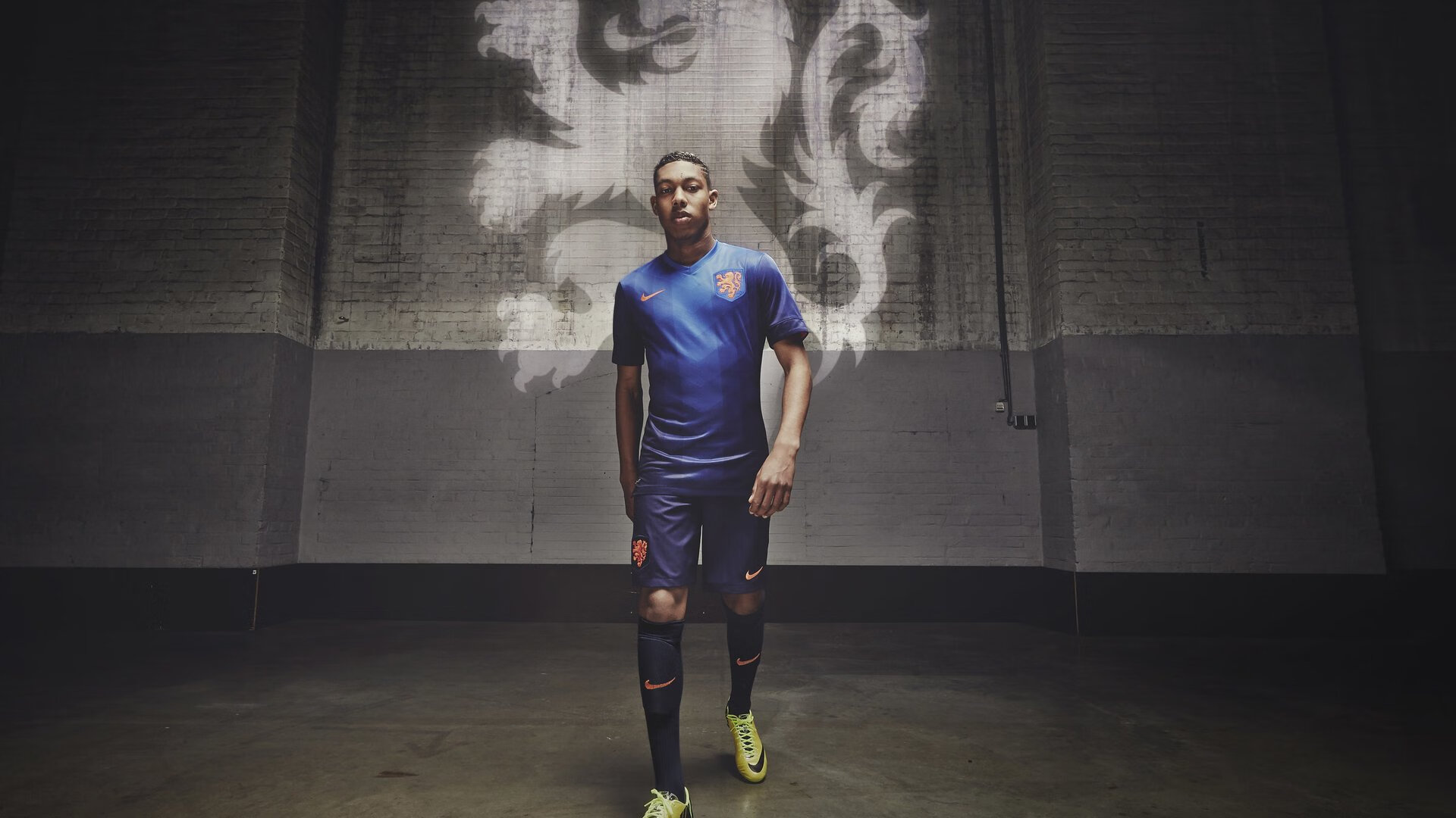 塞维利亚的险胜与德布劳内的独舞，足球之夜的双重奏